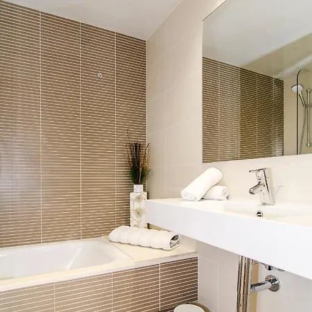 Spaces Garden Paradise 3 Bedroom, 3 Bathroom, Huge Private Garden-terrace, Pool- Sleeps Up To 8 아파트 *