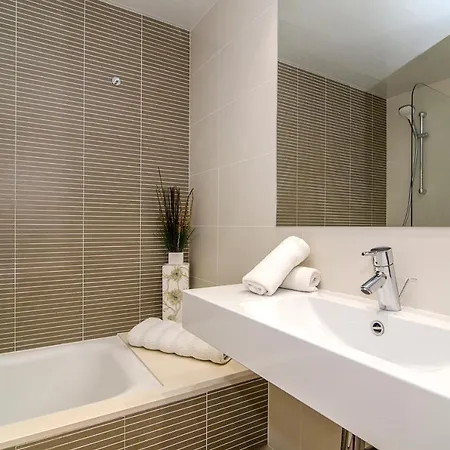 Spaces Garden Paradise 3 Bedroom, 3 Bathroom, Huge Private Garden-terrace, Pool- Sleeps Up To 8 公寓 锡切斯