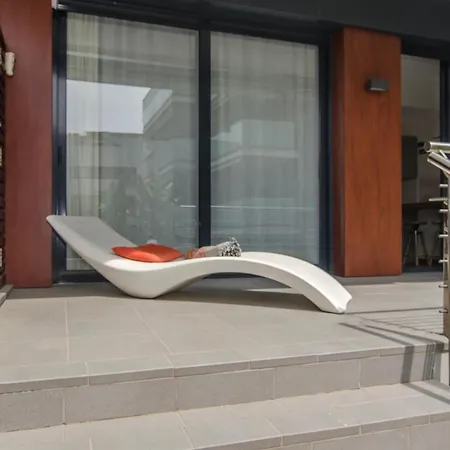 Spaces Garden Paradise 3 Bedroom, 3 Bathroom, Huge Private Garden-terrace, Pool- Sleeps Up To 8 아파트 *