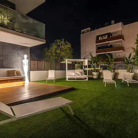 Spaces Garden Paradise 3 Bedroom, 3 Bathroom, Huge Private Garden-terrace, Pool- Sleeps Up To 8 아파트