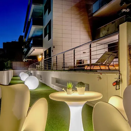 Spaces Garden Paradise 3 Bedroom, 3 Bathroom, Huge Private Garden-terrace, Pool- Sleeps Up To 8 아파트 *