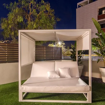 Spaces Garden Paradise 3 Bedroom, 3 Bathroom, Huge Private Garden-terrace, Pool- Sleeps Up To 8 아파트 *