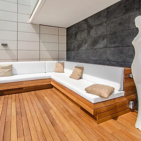 Spaces Garden Paradise 3 Bedroom, 3 Bathroom, Huge Private Garden-terrace, Pool- Sleeps Up To 8 公寓 锡切斯