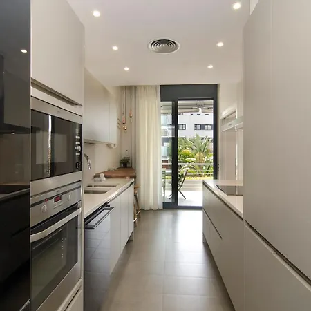 아파트 Spaces Garden Paradise 3 Bedroom, 3 Bathroom, Huge Private Garden-terrace, Pool- Sleeps Up To 8 시체스